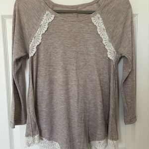 Hollister Cream and Tan 3/4th Sleeve Blouse with Lace